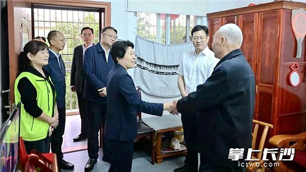 吴桂英调研养老服务体制改革工作