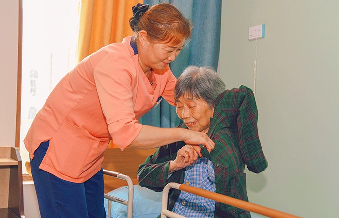 第二阶段(多为2~10年)中度痴呆期